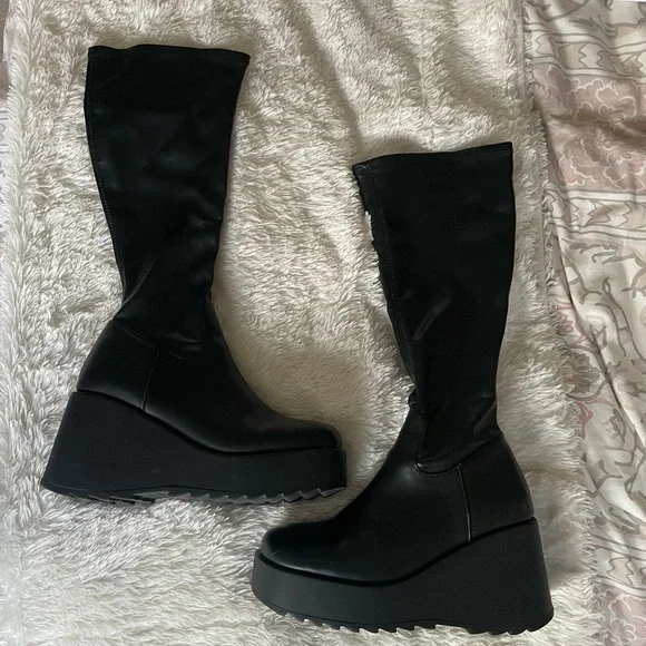 Steve Madden Black Platform Leather Boots - Picture 2 of 2